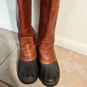 Beautiful leather and rubber Sorel boots, slightly worn. Size 7.5 Fleece lining